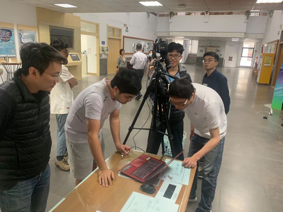 Professor Xiong Boan and his team developed a facial recognition thermal imaging camera and worked with the teachers and students of National Chung Cheng University to fight against COVID-19!